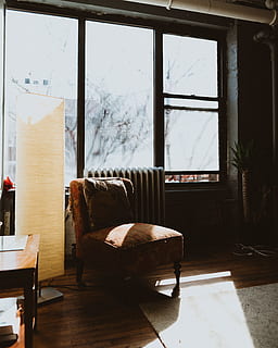 Brun, stof stol, beige, gulv lampe, Foto, tøfler stol, radiator, træramme, polstret, stol, indre, vindue, lampe, indendørs, hjemlige værelse, møbel, ingen mennesker, hjem interiør, bord, moderne, indretning, stue, komfortabel, arkitektur, sofa, gulve, luksus, træ - materiale, lejlighed, hus, gammeldags, dag, sæde, glas - materiale, gennemsigtig, fravær, tom, træ, home showcase interiør, lænestol, kaffebord, 5K, CC0, offentligt domæne, royaltyfrie