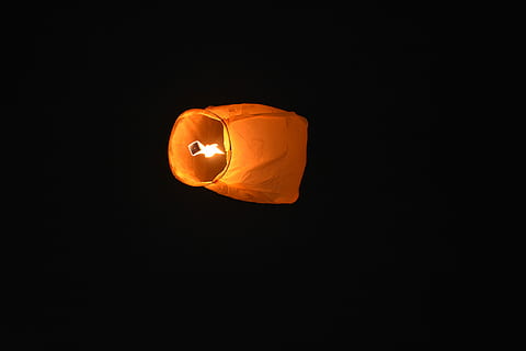 Papierlaterne, Flachwinkelaufnahmen, Himmelslaterne, Laterne, Licht, Flamme, Verbrennung, schwarz, Feuer, beleuchtet, keine Leute, Feuer - natürliches Phänomen, in der Luft, Kerze, orange Farbe, Lichtanlage, Feier, traditionelles Fest, glühend, Nacht-, Chinesisches Neujahr, fliegend, einzelnes Objekt, Chinesische Lampe, Chinesisches Laternenfest, dunkel, schwarzer Hintergrund, Festival, elektrische Lampe, 5K, CC0, gemeinfrei, lizenzfrei