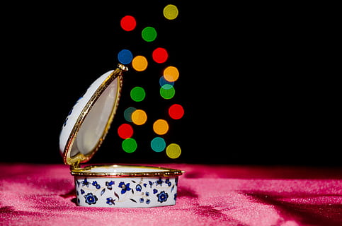 colorato, puntini, bokeh, sfondo, compleanno, scatola, celebre, celebrazione, Natale, nessuno, sfondo nero, girato in studio, in casa, multicolore, avvicinamento, illuminato, natura morta, modello, cibo e bevande, decorazione, cibo, a pois, copia spazio, vacanza, sfondo colorato, notte, tavolo, 4K, CC0, dominio pubblico, privo di copyright