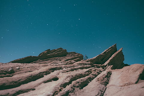 braune Bergkette, Landschaft, Fotografie, Berge, Himmel, Nacht-, Hügel, Kante, Universum, Wanderung, Trekking, draußen, Abenteuer, Sterne, Rock, Natur, keine Leute, szenen, Berg, Tag, Blau, Schönheit in der Natur, Stern - Raum, Platz, Astronomie, Szenen - Natur, Ruhe, ruhige Szene, Star, Sternfeld, Galaxis, Flachwinkelansicht, Umgebung, idyllisch, Weltraum und Astronomie, Gipfel, 4K, CC0, gemeinfrei, lizenzfrei