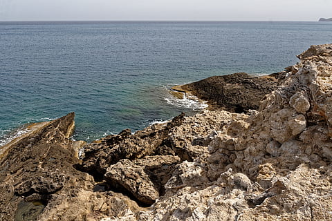 kivi, rock, kalliot, Kreikka, Rodos, meri, vesi, aallokko, rannikko, luonto, ranta, rock - esine, vankka, maa, maisemat - luonto, taivas, kauneus luonnossa, kivimuodostelma, horisontti veden yli, horisontti, tyyneys, päivä, ei ihmisiä, rauhallinen kohtaus, rantakallio, ulkona, kivinen rannikko, heikentynyt, 2K, CC0, public domain, rojaltivapaa
