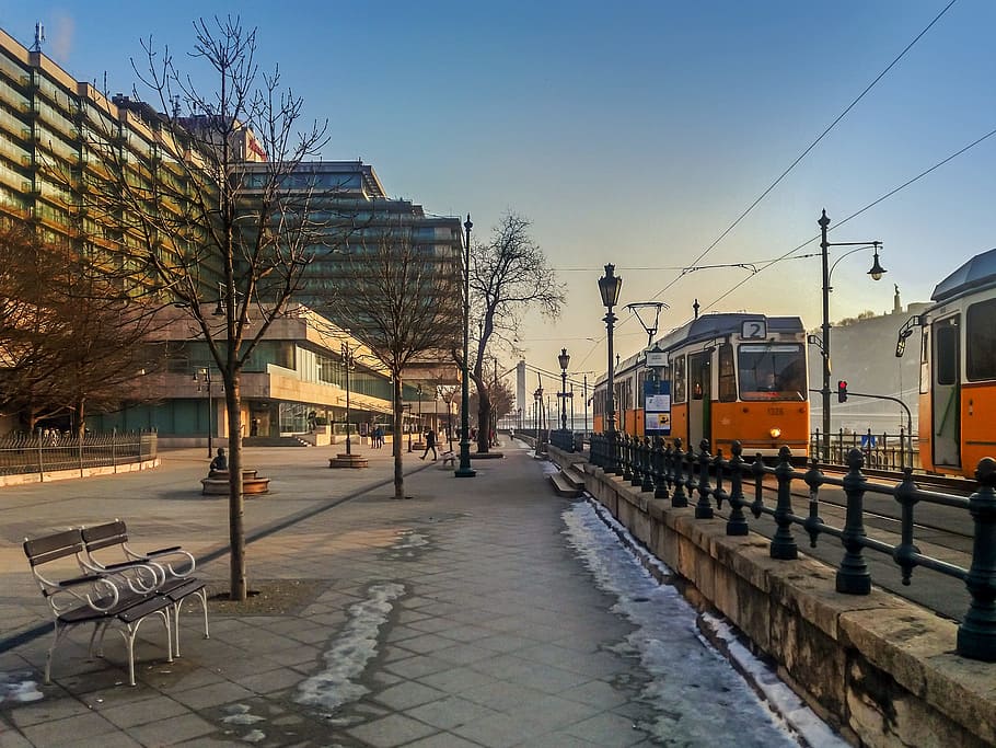 budapest, bulevard, riu, danub, paisatge, ciutat, pont, spacer, tramvia, arquitectura, transport, manera de transport, exterior de l'edifici, carrer, estructura construïda, transport públic, naturalesa, vehicle terrestre, cel, sendera, arbre, transport per ferrocarril, telefèric, vida de ciutat, vorera, cap gent, edifici, pista, a l'aire lliure, electricitat, 2K