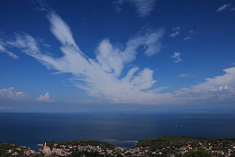 skyer, himmel, blå, skyer form, solrig, natur, spotlight, cumulus skyer, dramatisk, Sky, smuk, humør, drama, enorm, sommerdag, hvid, Himmelblå, by, hav, vand, farvande, smuk dag, middelhavet, sky - himmel, scenics - natur, skønhed i naturen, rolig scene, ro, horisont, horisont over vand, bygning udvendig, arkitektur, ingen mennesker, bybilledet, bygget struktur, idyllisk, udendørs, 2K, CC0, offentligt domæne, royaltyfrie
