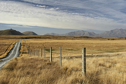 gris, tanca d'acer, marró, camp de gespa, rail, camp, blanc, cel, núvol, tanca, carretera, herba, muntanya, paisatge, perspectiva, escènic, desert, cable, fenceline, terra, núvol - cel, barrera, límit, escena tranquil·la, medi ambient, tranquil·litat, escenics - natura, cap gent, naturalesa, bellesa a la natura, escena no urbana, seguretat, dia, Serra, a l'aire lliure, post de fusta, 2K, CC0, domini públic, lliure de regalies