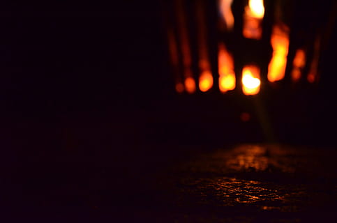 Feuer, Feuerkorb, Flamme, Nacht-, Nachtaufnahme, Boden, Hintergrund, Hitze, Verbrennung, Feuer - natürliches Phänomen, beleuchtet, Hitze - Temperatur, dunkel, kopieren sie platz, Erwachsene, Natur, Kerze, Menschen, Zusammengehörigkeit, zwei Menschen, Nahansicht, Silhouette, Feier, Emotion, Schatten, 4K, CC0, gemeinfrei, lizenzfrei