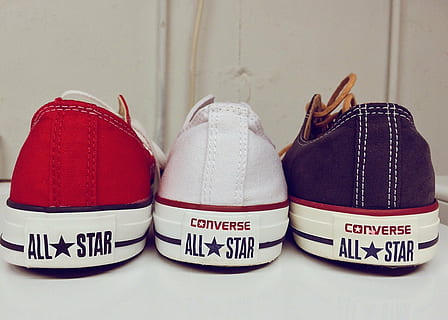tre, uparret, converse, stjerne sneakers, centrerpatroner, rød, hvid, blå, patriotisk, kondisko, smarte, tekst, vestlige script, meddelelse, ingen mennesker, indendørs, stilleben, sko, murbygningsfunktion, tøj, fest, tæt på, hat, hvid farve, ferie, stribet, taske, gruppe af objekter, skilt, regering, besked, personlige tilbehør, 2K, CC0, offentligt domæne, royaltyfrie