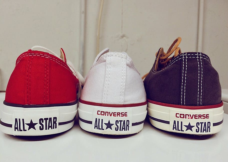สาม, unpaired, สนทนา, รองเท้าผ้าใบดาว, chucks, สีแดง, ขาว, สีน้ำเงิน, ด้วยความรักชาติ, รองเท้าผ้าใบ, อินเทรนด์, ข้อความ, สคริปต์ตะวันตก, การสื่อสาร, ไม่มีคน, ในบ้าน, ยังมีชีวิตอยู่, รองเท้า, คุณสมบัติผนังอาคาร, เสื้อผ้า, งานเฉลิมฉลอง, ใกล้ชิด, หมวก, สีขาว, วันหยุด, ลาย, ถุง, กลุ่มวัตถุ, สัญญาณ, รัฐบาล, ข่าวสาร, อุปกรณ์เสริมส่วนบุคคล, 2K