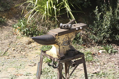 enclusa, calçat, farrier, ferrer, cavall, artesania, treball manual, treballs de metall, artesà, martell, ferradura, ferro, acer, forjar, treballar, sabata, Smith, eina, vintage, equipament, forja, tradicional, cap gent, dia, militar, a l'aire lliure, arma, model d’avió, terra, planta, camp, naturalesa, metall, llum solar, centrar-se en primer pla, arbre, creixement, material de fusta, herba, primer pla, representació, vell, color verd, bosc, rovellat, 1080P, CC0, domini públic, lliure de regalies