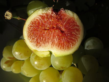Fig, druer, frukt, søt, Lukk, stilleben, fruktkurv, sunn, Middelhavet, bakgrunn, bordsdruer, spise, delikatesse, moden, spise sunt, mat og Drikke, mat, friskhet, velvære, nærbilde, ingen folk, tverrsnitt, skjære, innendørs, rød, saftig, sitrusfrukt, anlegg, studio skudd, natur, frø, svart bakgrunn, 4K, CC0, offentlig domene, opphavsrett gratis