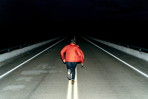 muž, běh, silnice, noční dobu, osoba, šedá, v noci, noc, natchez stopa, most, temný, chlap, mužský, sport, muži, Rychlost, rozmazaný pohyb, lidé, venku, akce, pohyb, cvičení, jedna osoba, ulice, přeprava, zpětný pohled, cesta vpřed, nástupiště železniční stanice, chůze, směr, plná délka, skutečných lidí, podepsat, perspektiva, životního stylu, neformální oblečení, symbol, označení, dopravní značení, volnočasové aktivity, svítí, dospělý, bod zmizení, 8K, CC0, veřejná doména, bez autorských práv