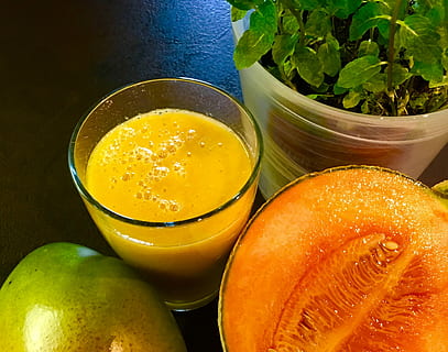 koktajl, melon, owoc, jedzenie i picie, zdrowe odżywianie, drink, świeżość, szklanka, jedzenie, dobre samopoczucie, martwa natura, wewnątrz, odświeżenie, szkło, zbliżenie, kolor pomarańczowy, żadnych ludzi, wysoki kąt widzenia, wyposażenie domu, zielony kolor, stół, pojemnik, Pomarańczowy, sok owocowy, napój bezalkoholowy, 2K, CC0, domena publiczna, darmowe zdjęcia