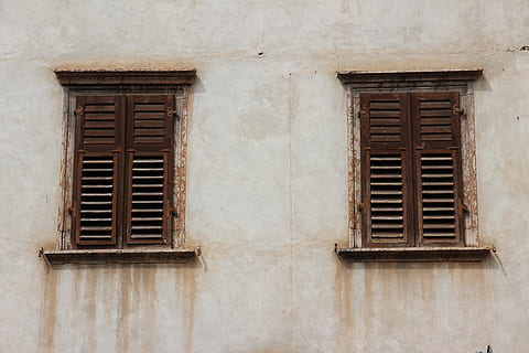 finestra, vecchio, vecchia finestra, facciata, storicamente, intemperie, legna, bicchiere, rottura, costruzione, finestre di legno, città vecchia, serramenti, otturatore, chiuso, architettura, esterno dell'edificio, struttura costruita, caratteristica della parete, nessuno, giorno, Inquadratura dal basso, all'aperto, fotogramma intero, parete, sicurezza, modello, quartiere residenziale, forma, forma geometrica, 5K, CC0, dominio pubblico, privo di copyright