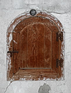 vienas sustojimas, langas, senas, mediena, kasoje, mediena - medžiaga, ruda, nėra žmonių, durys, įėjimas, architektūra, Iš arti, dieną, pastatyta struktūra, figūra, lauke, tiesiogiai virš, geometrinės formos, modelį, tekstūruotas, saugumą, Senovinis, medienos grūdai, 4K, CC0, Viešasis domenas, nemokamai