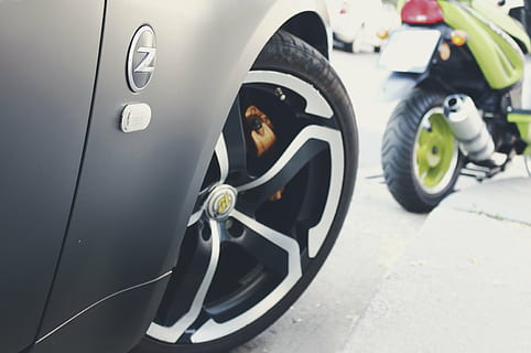 gris, vehículo, estacionado, acera, nissan, z, serie, habló, ruedas, cerca, verde, motocicleta, llantas, coche, rápido, 370z, 350z, moto, calle, la carretera, pavimento, automotor, transporte, rueda, neumático, modo de transporte, una persona, día, un solo hombre, de cerca, gente, vehículo terrestre, Vehículo de motor, viaje, centrarse en primer plano, gente real, estilos de vida, hombres, ciudad, estacionario, al aire libre, 4K, CC0, dominio público, libre de derechos