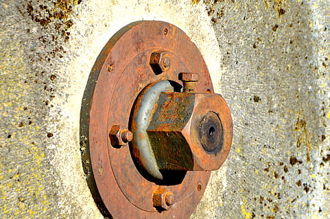 roată de mână, şurub, hexagon, nuca, axă, nuca hexagonala, moară, muzeu, conexiune, mamă, allen, glandă, fier, cap de șurub, inoxidabil, fixare, obiect, entitate, ruginit, uşă, în aer liber, a închide, zi, arhitectură, metal, erodate, vechi, declin, blocare, deteriorare, deteriorat, nici o persoana, dărâma, Intrare, protecţie, texturată, abandonat, Securitate, fier - metal, 4K, CC0, domeniu public, fără drepturi de autor