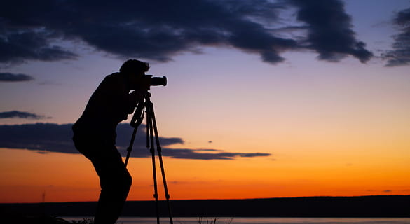 siluetă, om, luare, imagine, fotografie silueta, utilizând, telescop, apus de soare, fotografie, trepied, aparat de fotografiat - echipament fotografic, fotograf, în aer liber, o persoana, cer, oameni, natură, permanent, echipament, Sesiuni foto, fotografii tematice, ocupaţie, nor - cer, echipament fotografic, aparat foto, tehnologie, camera digitala, activitate, ocupație profesională, apă, cameraman, filmare, Slr camera, camera video de acasă, 5K, CC0, domeniu public, fără drepturi de autor