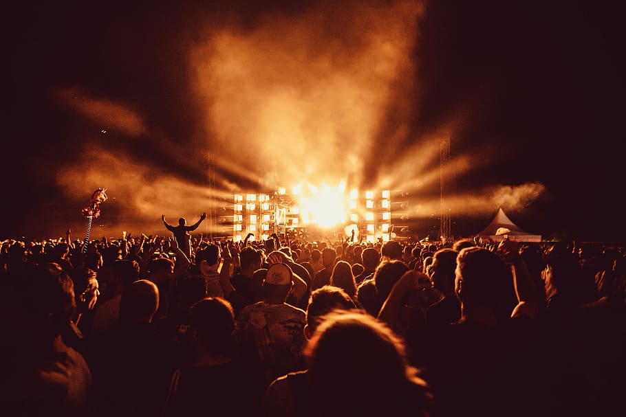 koncert, gräfenhainichen, Niemcy, zdjęcia, światło, ludzie, domena publiczna, sala, tłum, publiczność, Festiwal Muzyczny, widz, koncert muzyki popularnej, duża grupa ludzi, muzyka, fan - entuzjasta, impreza - impreza towarzyska, życie nocne, uroczystość, Grupa ludzi, noc, zdarzenie, przestrzeń sceniczna, taniec, podniecenie, zabawa, wydajność, Kultura młodzieżowa, wydarzenie artystyczne, doping, swiatlo sceny, mężczyźni, podniesione ramiona, podświetlany, muzyka rockowa, kultura i rozrywka artystyczna, przyjemność, etap, festiwal, sprzęt oświetleniowy, oświetlony, emocja, pozytywne emocje, ludzkie ramię, dłoń, impreza rozrywkowa, 5K