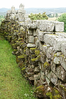 szary, ceglana ściana, drzewa, Kamienna ściana, Bloki, złamany, starożytny, gruzy, materiał kamienny, architektura, dzień, Natura, zbudowana struktura, stare ruiny, solidny, Ściana, żadnych ludzi, trawa, historia, przeszłość, stary, starożytna cywilizacja, niebo, pole, roślina, na dworze, wylądować, archeologia, zrujnowany, 5K, CC0, domena publiczna, darmowe zdjęcia