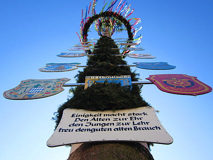 Maibaum, 1. Mai, Tradition, 1, brauche alt, kann, Dorfleben, verziert, Frühling, festlich, geschmückter Baum, Log, Papierfahnen, Bayern, Brauch, Maifeiertag, bunte Fahnen, Kulturen, Himmel, Text, Kommunikation, Natur, klarer Himmel, Flachwinkelansicht, Skript, nicht-westliche Schrift, keine Leute, Blau, Tag, Zeichen, westliche Schrift, Pflanze, Kunst und Handwerk, draußen, Baum, Beratung, Information, Darstellung, 4K, CC0, gemeinfrei, lizenzfrei