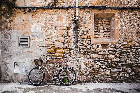 bicicletă, parcat, lângă, beton, casă, arhitectură, clădire, infrastructură, perete, stradă, in afara, vechi, montare pe perete, de modă veche, stil retro, scenă urbană, în aer liber, oraș, Italia, Europa, construită, exteriorul clădirii, transport, nici o persoana, perete de piatra, staționar, vehiculul terestru, mijloc de transport, zid de cărămidă, cărămidă, înclinare, zi, fereastră, 5K