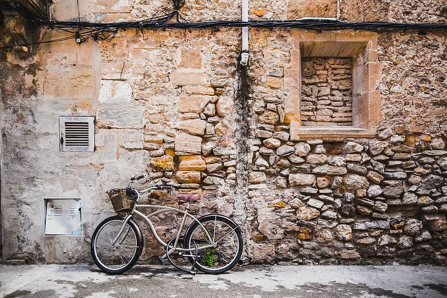 bicicleta, aparcat, al costat, concret, casa, arquitectura, edifici, infraestructura, paret, carrer, fora, vell, funció de construcció de parets, passat de moda, estil retro, escena urbana, a l'aire lliure, ciutat, Itàlia, europa, estructura construïda, exterior de l'edifici, transport, cap gent, paret de pedra, estacionari, vehicle terrestre, manera de transport, paret de maó, maó, inclinat, dia, finestra, 5K