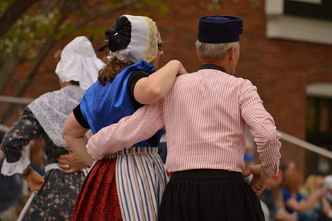 hollandske, dans, sjovt, holland, udendørs, outfits, traditionelle tøj, tradition, bagfra, gruppe af mennesker, voksen, samvær, herrer, Kvinder, taljen op, tøj, mennesker, stående, fest, hanner, moden voksen, venskab, positive følelser, frisure, 5K, CC0, offentligt domæne, royaltyfrie