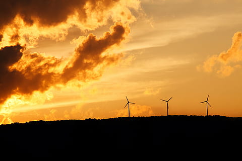 silhuet fotografi, vindturbine, gylden, time, alternativ, ren, Sky, elektricitet, energi, miljø, miljømæssige, generator, horisont, strøm, vedvarende, silhuet, solnedgang, bæredygtig, teknologi, turbine, vind, vedvarende energi, miljøbeskyttelse, alternativ energi, brændstof og elproduktion, vindkraft, vindmølle, himmel, skønhed i naturen, sky - himmel, orange farve, landskab, natur, baggrundsbelyst, tusmørke, dramatisk himmel, magt i naturen, mørk, udendørs, Strømforsyning, lyse, 4K, CC0, offentligt domæne, royaltyfrie