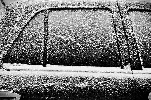 negre, cotxe, cobert, neu, selectiu, focus, gel, hivern, fred, vidre, finestra, porta del cotxe, gelades, blanc i negre, finestra del cotxe, temperatura de fred, cap gent, naturalesa, dia, cobertura, arbre, planta, a l'aire lliure, arquitectura, congelat, estructura construïda, camp, terra, vidre - material, transport, medi ambient, primer pla, nevar, vent de neu, 1080P, CC0, domini públic, lliure de regalies