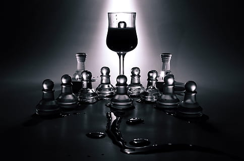 duidelijk, wijnglas, naast, schaakstuk, schaak, stukken, beeldjes, glas, strategie, studio opname, vrijetijdsspellen, reflectie, binnenshuis, geen mensen, bordspel, spel, kunst cultuur en entertainment, verlicht, donker, metaal, gekleurde achtergrond, vrijetijdsbesteding, ontspanning, enkel object, detailopname, succes, koningin - schaakstuk, pion - schaakstuk, koning - schaakstuk, agressie, 2K, CC0, publiek domein, royaltyvrij