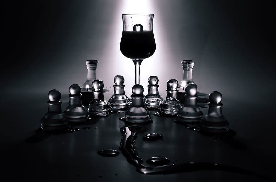 duidelijk, wijnglas, naast, schaakstuk, schaak, stukken, beeldjes, glas, strategie, studio opname, vrijetijdsspellen, reflectie, binnenshuis, geen mensen, bordspel, spel, kunst cultuur en entertainment, verlicht, donker, metaal, gekleurde achtergrond, vrijetijdsbesteding, ontspanning, enkel object, detailopname, succes, koningin - schaakstuk, pion - schaakstuk, koning - schaakstuk, agressie, 2K
