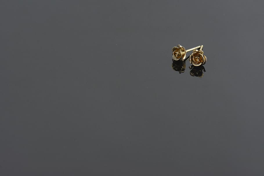 anell, fons, bijoux, joia, joieria, còpia espai, temes d'animals, anell de compromís, tir de l'estudi, amor, a l'interior, cap gent, color daurat, riquesa, or, sol objecte, diamant - pedres precioses, joia preciosa, emoció, luxe, emoció positiva, natura morta, metall, regal, dos objectes, fons negre, despesa, accessori personal, 5K
