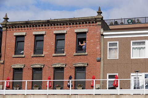 Fenster putzen, Restaurant, Terrasse, Gebäudehülle, die Architektur, gebaute Struktur, Fenster, Gebäude, Stadt, Himmel, Tag, Natur, rot, Flachwinkelansicht, Wohngegend, draußen, Geländer, keine Leute, wolke - himmel, 5K, CC0, gemeinfrei, lizenzfrei
