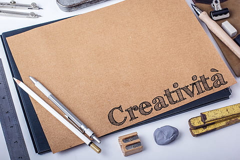 crayon, stylo, taille crayon, la gomme, papiers, la créativité, dessin, écrit, pensées, Couleur, psychologie, des idées, cerveau, idée, doute, gaieté, esprit ouvert, esprit fermé, cœurs, concentration, dédoublement de la personnalité, positivité, matière grise, Comparaison, pensée, peindre, tête, le chaos, insécurité, amour, anxiété, esprit, original, fantaisie, logique, mathématiques, calcul, précision, ordinateur, affaires, document, richesse, personne, fermer, journée, en plein air, texte, papier, la communication, à l'intérieur, pièce de monnaie, la finance, vue grand angle, espace de copie, nature morte, écriture occidentale, marron, signe, prise de vue en studio, table, 2K