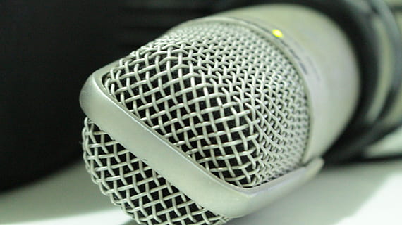 microfon, înregistrare, studio, instrumente, cântec, echipament, radio, dispozitiv de intrare, muzică, a închide, arta culturii și divertismentului, tehnologie, comunicare, extreme close-up, în interior, un singur obiect, radiodifuzare, macro, echipamente de înregistrare a sunetului, performanţă, nici o persoana, zgomot, selectiv, model, echipament audio, aproape de, electronica audio, 5K, CC0, domeniu public, fără drepturi de autor