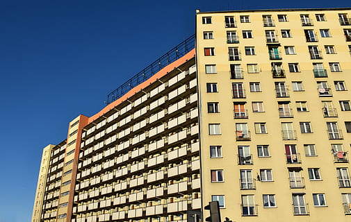 arquitectura, edificis, perspectiva, estil, 1970, Polònia, exterior de l'edifici, estructura construïda, finestra, edifici, ciutat, cel clar, apartament, cel, blau, barri residencial, vista d’angle baix, cap gent, naturalesa, a l'aire lliure, dia, en fila, modern, alta - alta, repetició, exterior d’edifici d’oficines, gratacels, 5K, CC0, domini públic, lliure de regalies