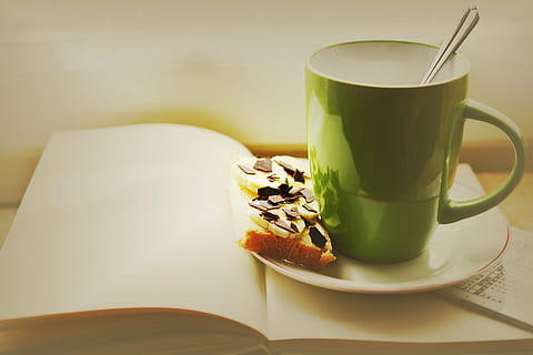 verd, blanc, ceràmica, lloc de la tassa, plat, llibre, tassa, esmorzar, llegir, pla, tassa de cafè, relaxació, descans, pa, equilibri, relaxa't, comença el dia, hipster, vintage, taula, menjar, beure, al matí, calor - temperatura, cafè - beguda, frescor, menjar i beguda, refresc, cafè, color verd, te, cap gent, beguda calenta, te - beguda calenta, a l'interior, primer pla, vaixella, placa, tassa de te, latte, begudes sense alcohol, temptació, 5K, CC0, domini públic, lliure de regalies