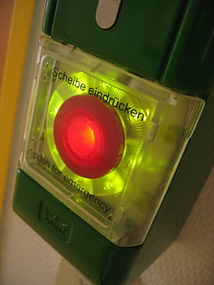 alarme, commutateur, ne pas, interrupteur d'urgence, alarme incendie, bouton, disque, porter secours, Aidez-moi, La technologie, fermer, à l'intérieur, culture artistique et divertissement, personne, vue grand angle, la communication, Sécurité, objet unique, texte, couleur verte, la finance, nature morte, illuminé, Nourriture et boisson, vidéo, lien, commodité, prise de vue en studio, insertion, petit groupe d'objets, économie, 2K, CC0, domaine public, libre de droits