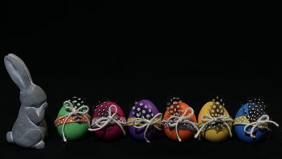 bunte faberge eier, Ostern, Ei, bunte Eier, Ostereier, bunt, Frohe Ostern, farbig, gefärbte Eier, Farbe, gefärbte Ostereier, schließen, modern, Hase, Osterhase, verziert, Ornamente, Licht, Beleuchtung, hell, glänzend, Frühling, Lebensmittel, Studioaufnahme, schwarzer Hintergrund, Essen und Trinken, gesundes Essen, Wohlbefinden, drinnen, Gruppe von Objekten, Gemüse, Obst, keine Leute, Variation, Wahl, in einer Reihe, Stillleben, Frische, kopieren sie platz, Tomate, Rohkost, Diät halten, 5K, CC0, gemeinfrei, lizenzfrei