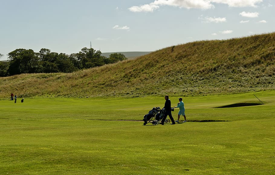 home, negre, samarreta, celebració, bossa de golf, curs de golf, bunker, trampa, masculí, golfistes, femella, gent, golf, esport, club, persona, oci, curs, recreació, jugador, estiu, verd, joc, pasatemps, actiu, activitat, a l'aire lliure, jugant, assolellat, swing, club de golf, camp, herba, paisatge, naturalesa, color verd, dia, activitat d'oci, planta, cel, persones reals, homes, estils de vida, adult, dues persones, terra, activitats de cap de setmana, unió, verd - camp de golf, 5K
