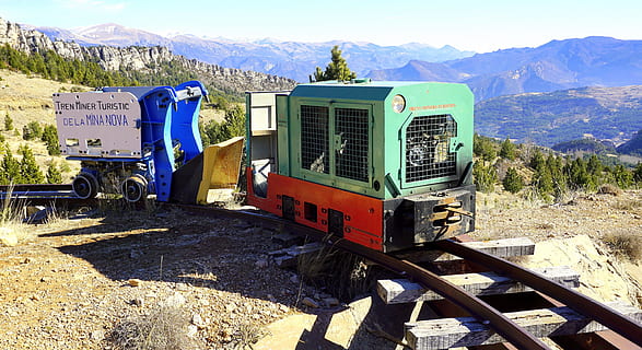Material, Eisenbahn, Infrastruktur, Zug, Bergmann, Maschine, Touristenzug, Lokomotive, über, Schiene, Wagen, Räder, Transport, Eisen, alt, Berg, Transportmittel, Natur, Sonnenlicht, Landfahrzeug, Tag, Land, Gebirge, Szenen - Natur, keine Leute, Fahrzeuganhänger, Pflanze, grüne Farbe, Nicht-städtische Szene, Schienenverkehr, LKW, Feld, draußen, Umgebung, 5K, CC0, gemeinfrei, lizenzfrei