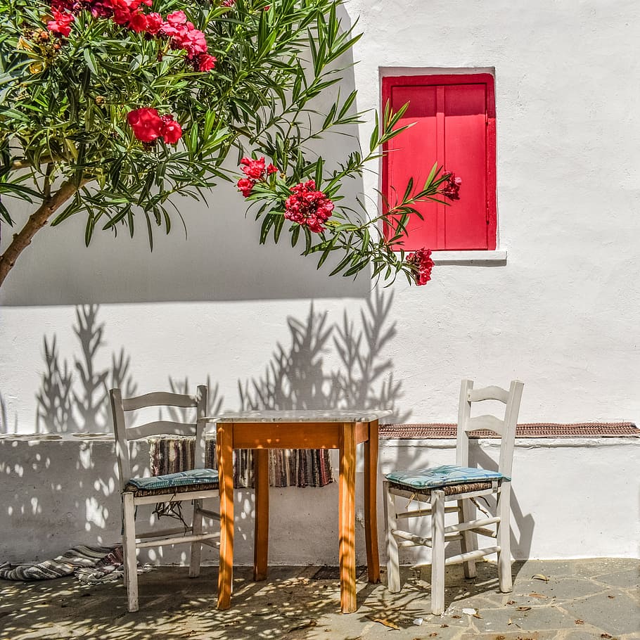 quadrat, blanc, marró, fusta, taula, dos, cadires sense braç, conjunt, pati, cadires, casa, vermell, cantonada, arquitectura, tradicional, illa, grec, mediterrani, chora, skopelos, Grècia, cadira, seient, planta, absència, naturalesa, restaurant, planta amb flors, flor, cap gent, cafeteria, edifici, funció de construcció de parets, dia, estructura construïda, planta en test, mobles, exterior de l'edifici, a l'aire lliure, configuració, cadira exterior, 2K