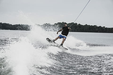 muž wakeboarding, během dne, voda, wakeboard, muž, vln, splash, jezero, stravování, vodní sport, akce, portrét, pohyb, volnočasové aktivity, jedna osoba, sport, životního stylu, Příroda, stříkající, plná délka, prázdnin, výlet, Rychlost, den, skutečných lidí, muži, Dovolená, dovednost, dobrodružství, nebe, venku, 5K, CC0, veřejná doména, bez autorských práv