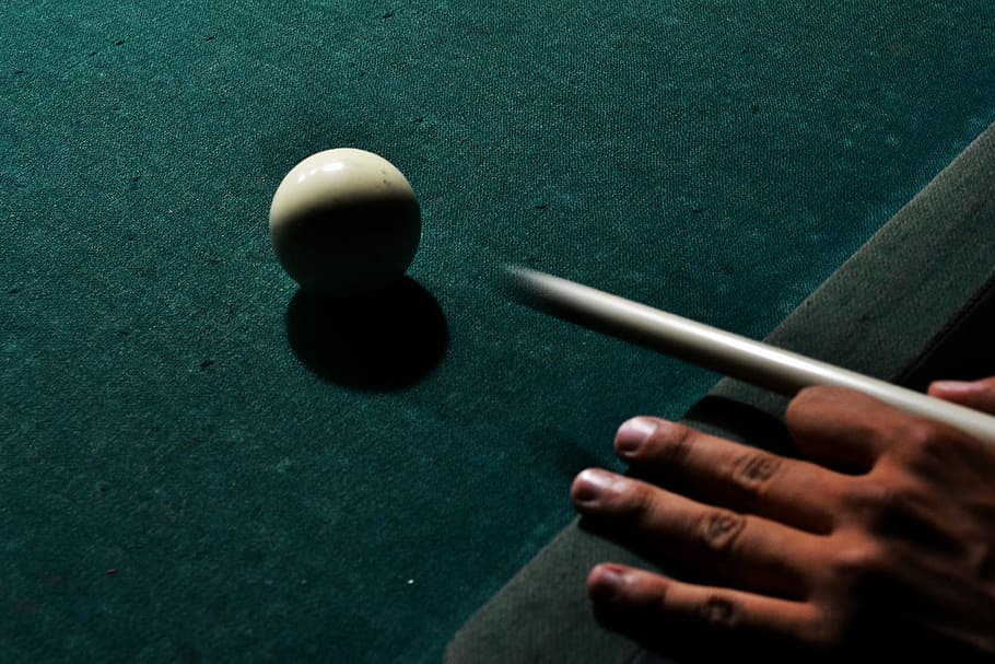 person spiller billard, pool, cue ball, bold, cue, poolbord, snooker, billard, sløring, bevægelse, indendørs, skyde, hånd, tæt på, mørk, sport, menneskelig hånd, fritidsaktivitet, menneskelig kropsdel, pool - cue sport, pool cue, pool bold, en person, bord, dygtighed, nøjagtighed, spille, kropsdel, tager et skud - sport, fritidsspil, finger, 4K
