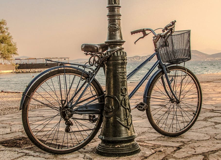 blu, Marrone, bicicletta, giorno, lungomare, polo, estate, tempo libero, mare, Grecia, Volos, mezzi di trasporto, modo di trasporto, veicolo terrestre, stazionario, nessuno, acqua, architettura, cestino, ruota, natura, città, struttura costruita, viaggio, parcheggio, strada, cestino della bicicletta, cielo, all'aperto, 2K