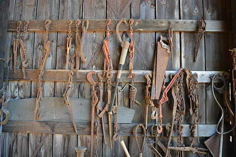 logare, instrumente de logare, instrument, lanţ, epocă, oregon, metal, nici o persoana, lemn - material, agăţat, grup mare de obiecte, instrument de lucru, vechi, echipament, variație, zi, natură moartă, alegere, ruginit, în interior, abandonat, montare pe perete, atelier, abundenţă, unealta de mana, 5K, CC0, domeniu public, fără drepturi de autor