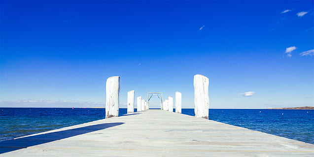 grå, beton, dok, omgivet, vand, blå, himmel, træ, indlæg, ocean, hav, natur, udendørs, horisont over vand, horisont, vejen frem, ingen mennesker, strand, jord, rejsemål, retning, arkitektur, by skyline, skyfri himmel, ro, mole, rolig scene, faldende perspektiv, 2K, CC0, offentligt domæne, royaltyfrie