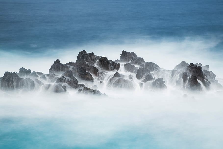 foto, onades del mar, colpejar, pedres, ona d’aigua, rock, cim de muntanya, boira, cloudscape, cel blau, exposició, paisatge, volcà, pic rocós, pic de muntanya rocosa, aspre, rocós, agut, pointy, naturalesa, blanc, núvol, escènic, escenics - natura, aigua, bellesa a la natura, sòlid, cel, medi ambient, rock - object, cap gent, a l'aire lliure, viatjar, blau, moviment, exposició llarga, tranquil·litat, poder a la natura, 5K
