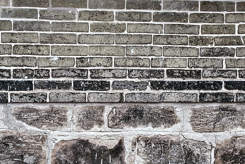 fundal, perete, cărămidă, piatră, maro, gri, textură, stâncă, model, vechi, natural, material, solid, grunge, suprafaţă, orizontală, erodate, grungy, stare brută, exterior, în vârstă de, urban, mortar, zidar, zidărie, bloc, crăpat, structura, arhitectură, clădire, zid de cărămidă, fundaluri, în aer liber, nici o persoana, cadru complet, zi, montare pe perete, construită, texturată, exteriorul clădirii, natură, perete de piatra, material de piatră, a închide, 4K, CC0, domeniu public, fără drepturi de autor