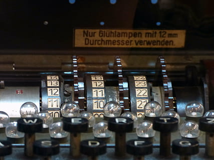 szary, biały, maszyna do pisania, enigma, szyfr, szyfry, kody, komputer, wojna, kodowanie, Niemcy, Polska, wewnątrz, żadnych ludzi, tekst, biznes, przemysł spożywczy, maszyneria, metal, numer, oświetlony, pismo zachodnie, jedzenie i picie, pojemnik, martwa natura, porozumiewanie się, technologia, bar - drink drink, układ, duża grupa obiektów, zbliżenie, lada barowa, 4K, CC0, domena publiczna, darmowe zdjęcia