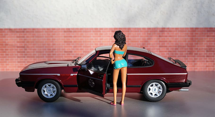 model de cotxe, ford, capri, model, diorama, automàtic, oldtimer, joguines, cotxe esportiu, vell, vermell, esport de motor, vehicle, clàssic, ford capri, motor, campana, automoció, cotxe, dones, vehicle terrestre, gent, adult, transport, homes, automòbil, manera de transport, una persona, longitud completa, dia, maó, de peu, arquitectura, roba casual, infància, ciutat, vista del darrere, nen, inclinat, a l'aire lliure, 4K